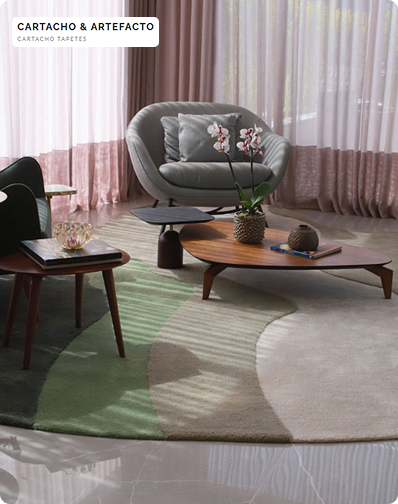 Cortina de linho sob medida instalada em living de alto padrão