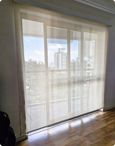 Persiana rolo para controle de iluminação em ambiente moderno