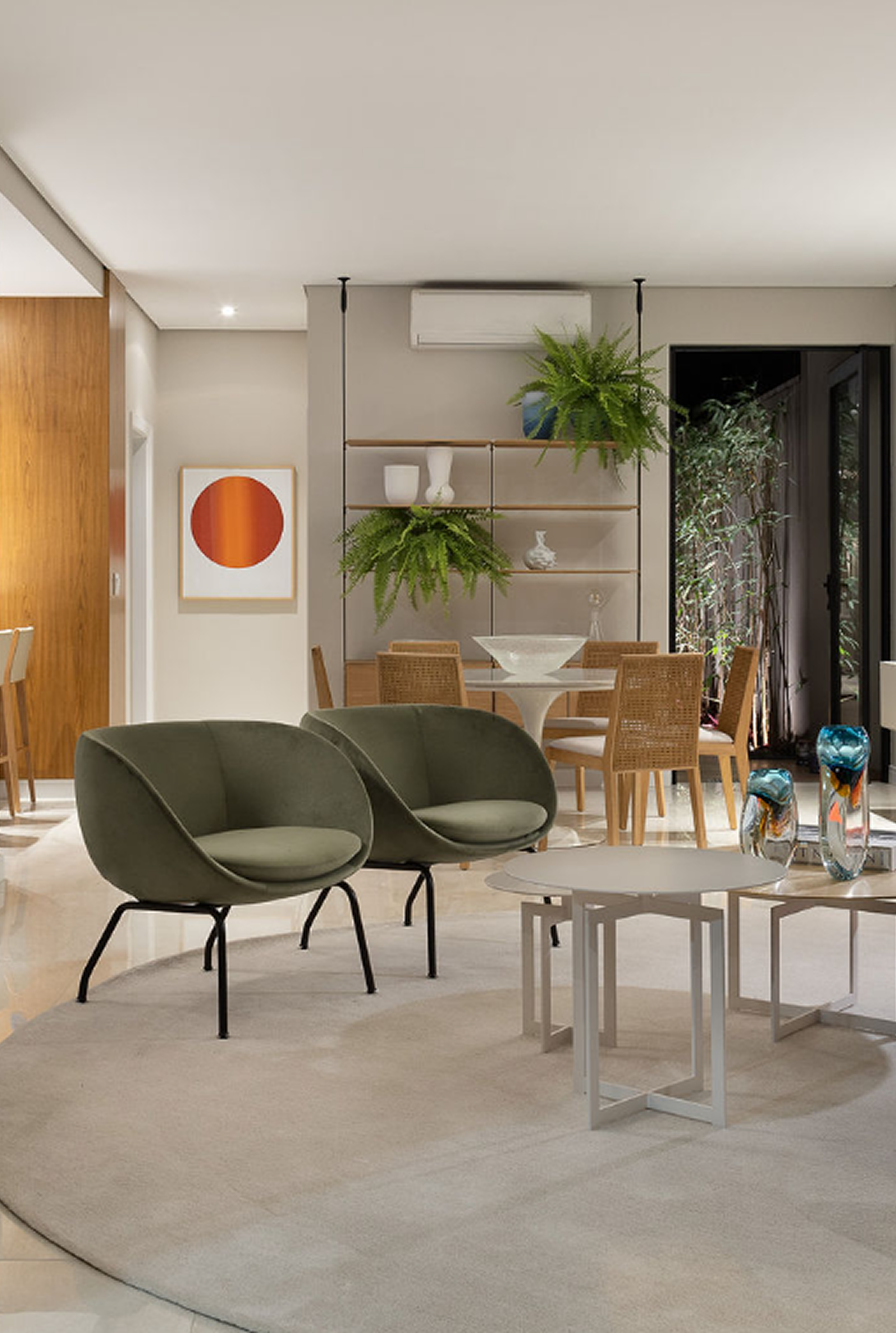 Ambiente decorado com tapete e poltronas