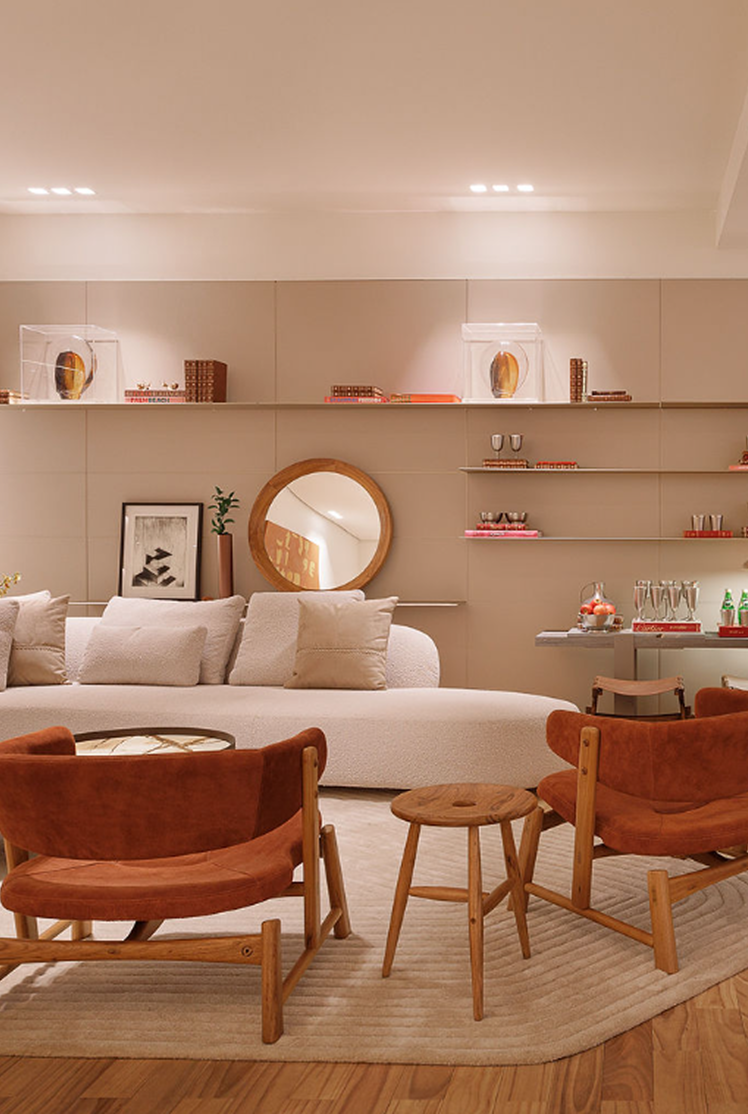 Sala com sofá, cortinas e poltronas
