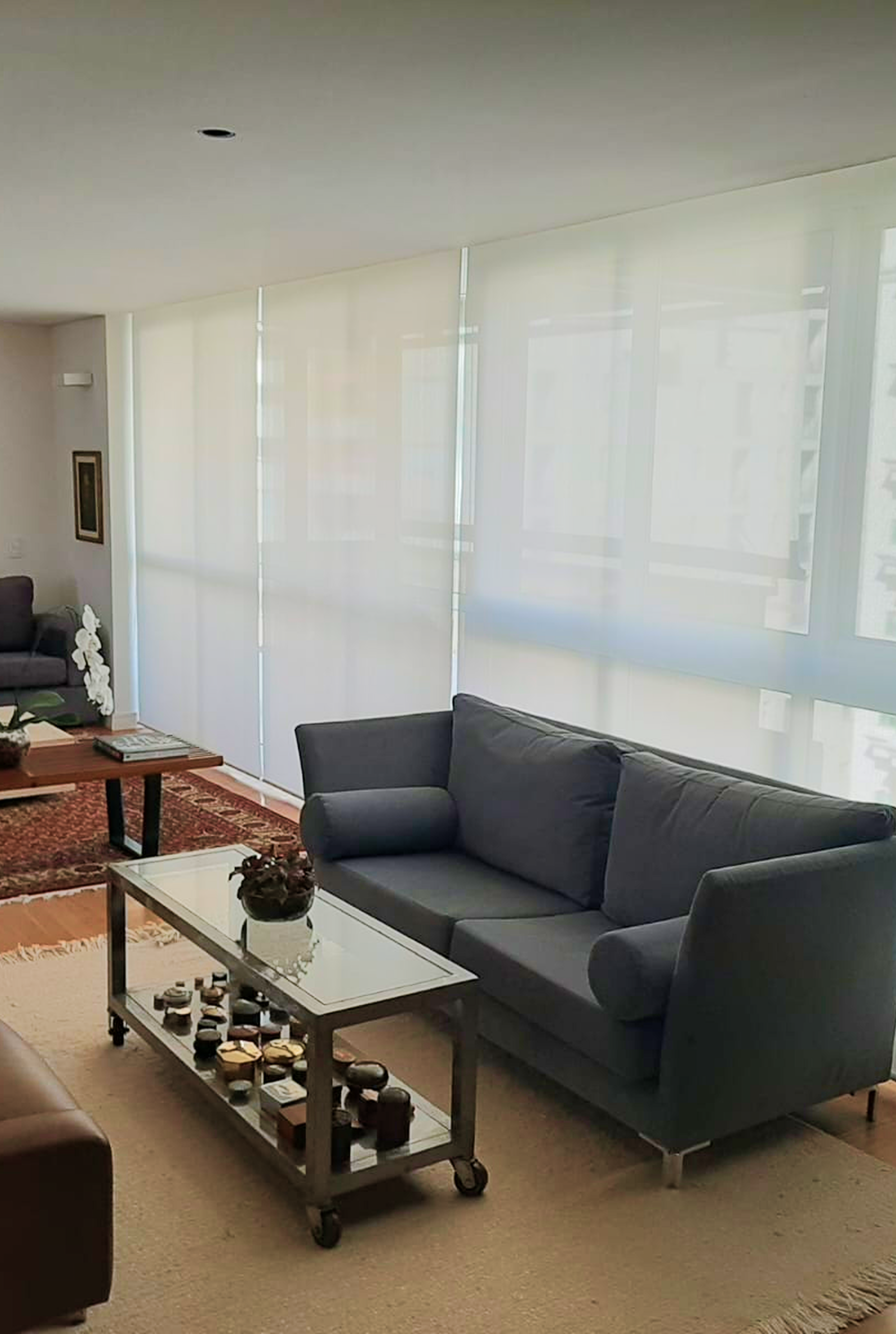 Sala com persiana e sofá