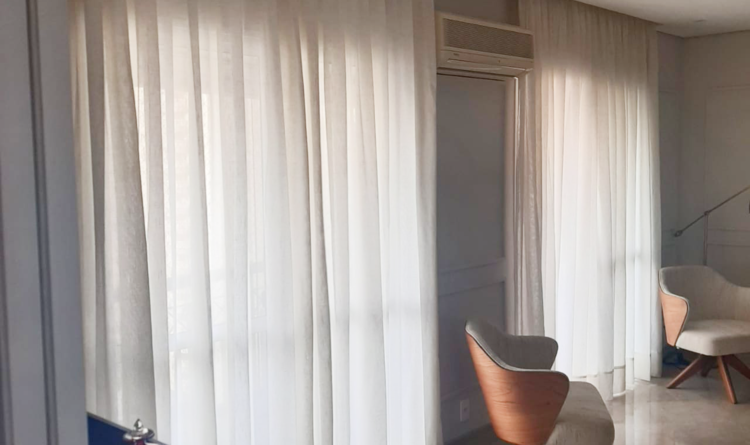 Sala com cortinas brancas